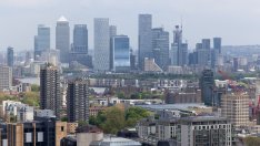 Пониженият рейтинг на дълга на Canary Wharf е знак за по-широки имотни проблеми