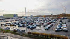 Руският автомобилен пазар се свива, притиснат от високи лихви и такси