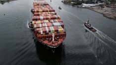 САЩ отчитат най-сериозното свиване на търговския си дефицит от 14 години