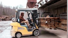 Фабричната активност в САЩ се свива с по-малко от очакваното