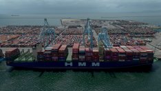 Запасяването заради митата тласна търговския дефицит на САЩ до рекорден връх през март