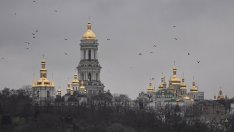 В необявени разговори съюзници уговарят Русия да не удря Киев, рейтингът на Путин пада