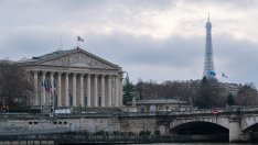 Франция реши да понижи с по-малко от планираното корпоративния данък заради опозицията