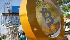 Биткойнът прекоси за кратко границата от 70 хил. долара