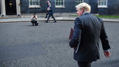 Джонсън: Куче, което лае…