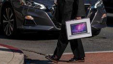 Доставките на MacBook закъсняват заради блокираното производство в Китай