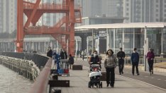 Защо населението на Китай намалява и какво се прави по въпроса?