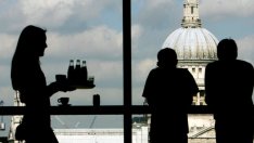 Растежът на британския сектор на услугите се свива през септември