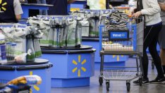 Walmart спира да продава шампоани за чернокожи зад заключени витрини
