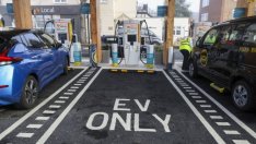 Зареждането на електромобил – като безплатен интернет, предлаган в заведенията