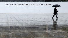 По-слабият швейцарски франк дава глътка въздух на централните банкери