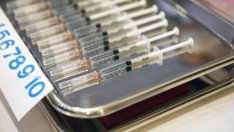 Великобритания и Гърция ще предлагат бустерни Covid ваксинации за уязвими групи