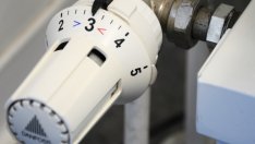 Защо топлофикациите поискаха до трицифрено поскъпване на парното?