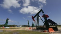 Цените на петрола започват седмицата разнопосочно