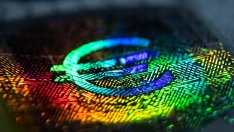 Де Кос: Няма належаща нужда от дигиталното евро, но работата по него не трябва да спира