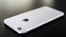 Глобиха Apple за нарочно забавяне на стари модели iPhone