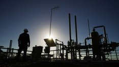 ОПЕК+ изненадващо намалява дневните добиви от май до края на годината