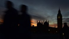 Ръстът на британския БВП беше ревизиран надолу заради слабия сектор на услугите