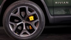 Rivian информира клиентите за забавяне на доставките на електрическия SUV R1S