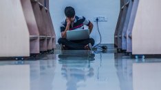 Всеки шести младеж в ЕС е загубил работата си заради икономическите последици от COVID