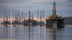 Петролът удължава тенденцията на поевтиняване с нарастване на запасите