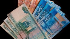 Рублата отново пое надолу, какво значи това за руснаците? 