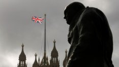 Следващата драма в британския парламент: торите планират бунт срещу премиера си