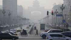 Пекин ограничава строителството на заводи заради смога