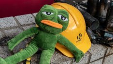 Мемекойнът пепе влезе под светлините на прожекторите с поскъпване от 7000% и немалко рискове