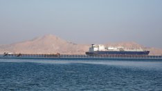 Саудитска Арабия временно спря доставките на петрол през протока Баб ел-Мандеб