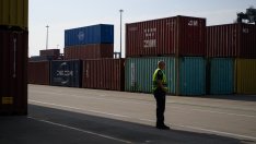 Търговският дефицит на САЩ отчита исторически спад заради понижението при вноса