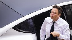 Акциите на Tesla поевтиняват след ново предупреждение на Мъск за икономиката