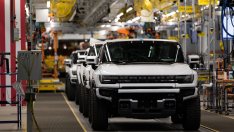 General Motors е съкратил стотици работни места в опит да рационализира бизнеса си