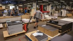 Служителите трябва да получават акции както директорите