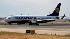 Високите разходи за заплати засегнаха печалбата на Ryanair 