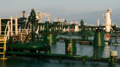 Опасностите в Червено море карат купувачите на петрол да погледнат към дома