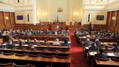 Парламентът отложи гласуването за референдума