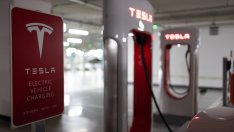 Акциите на Tesla поевтиняват след задействането на сплита три към едно