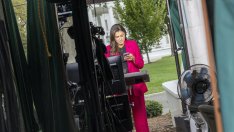 CNN, MS NOW и Politico съдят администрацията на Тръмп за отнетия достъп до Белия дом