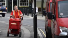 Великобритания продаде половината от пакета си акции в Кралските пощи