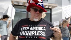 "Долу ръцете от демокрацията!": Стотици хиляди в САЩ излязоха на демонстрации срещу Тръмп