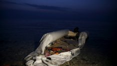 Бежанският поток през Средиземно море намалява рязко през април