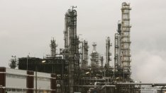 МАЕ: Инвестициите в петролния сектор ще намалеят отново през 2017 г.