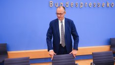 Мерц се ангажира да засили германската икономика след труден старт като канцлер