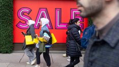 Продажбите на дребно във Великобритания удрят тригодишно дъно 