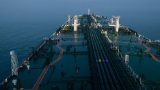 Износът на руски петрол показва признаци на съживяване през август, приходите обаче падат