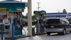 Петролът продължава да гравитира около тригодишния си връх