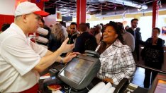 САЩ отчитат лек ръст на производителността на труда