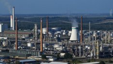 Над една пета от световния капацитет за рафиниране на петрол е в риск от затваряне