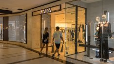 Забавянето на продажбите застигна и собственика на Zara